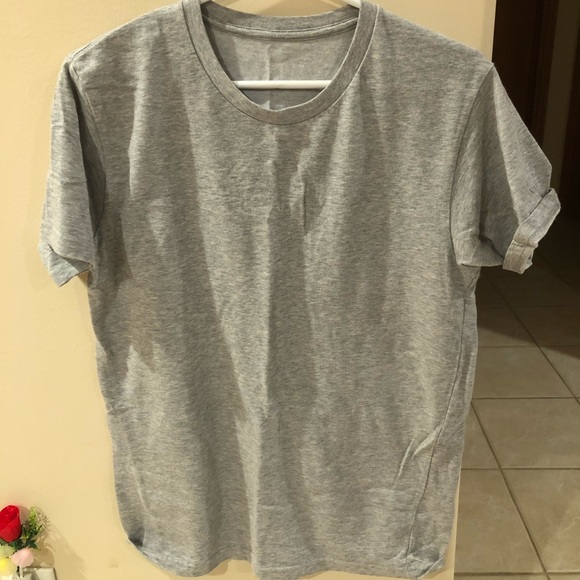 NWOT UNIQLO Basic Tee - Picture 3 of 5
